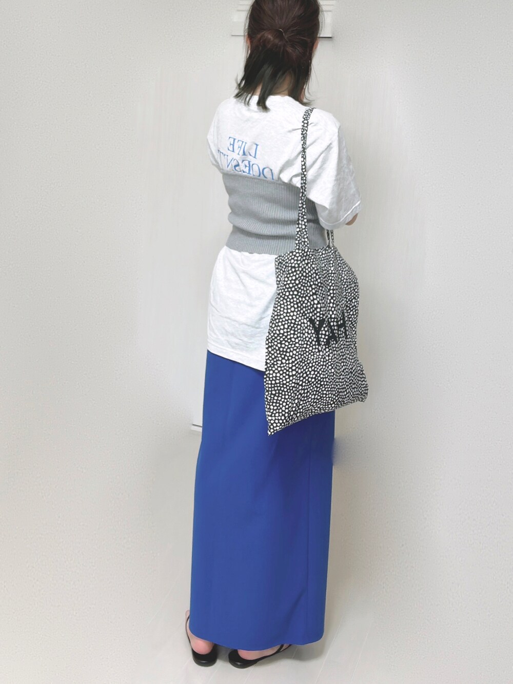 ベージュ系のTシャツ/カットソー、グレー系のチューブトップ、ブルー系のスカートを着用したレディースの夏コーディネートの4枚目の写真