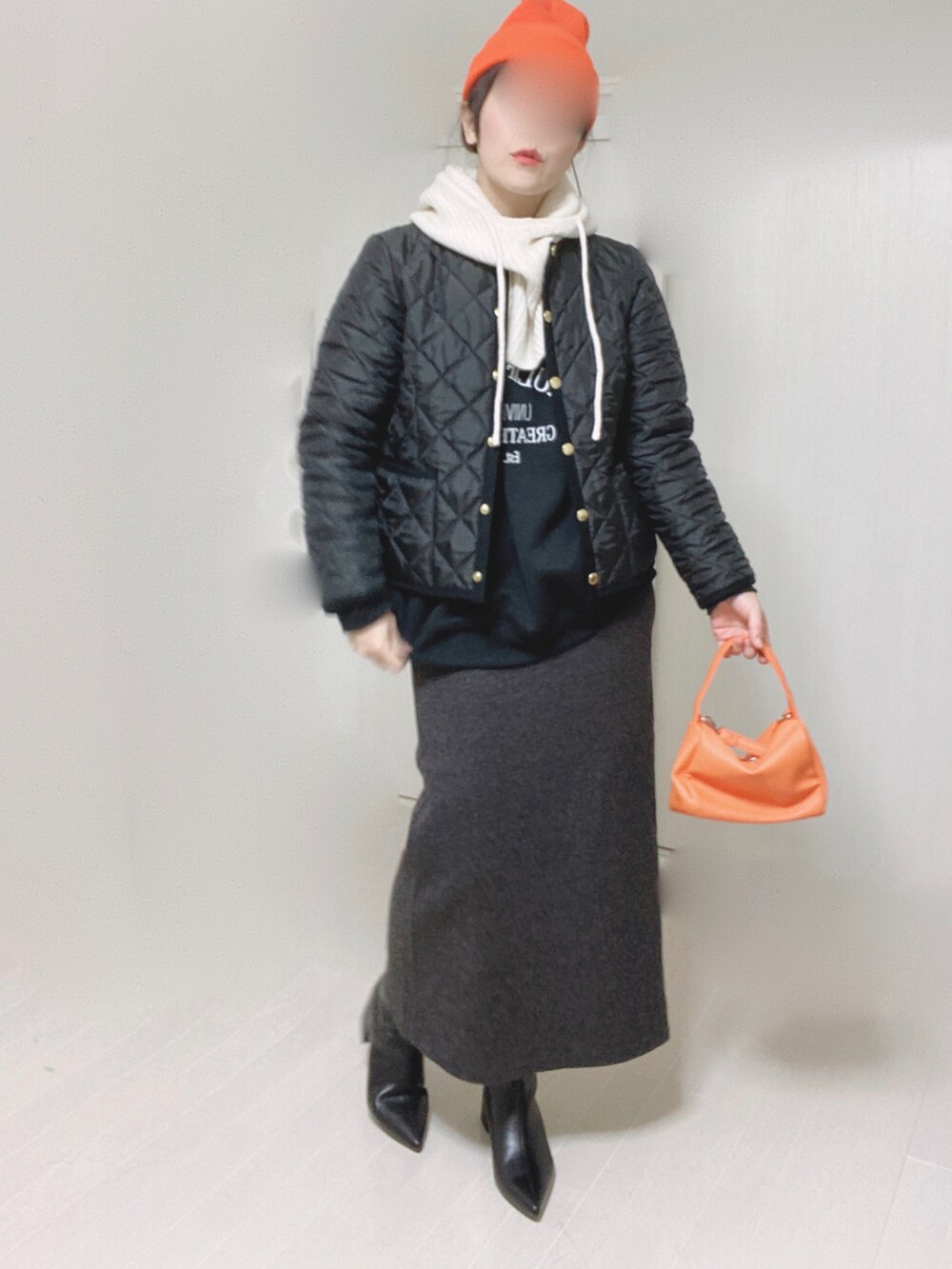 ブラック系のブーツ、ブラック系のスウェット、ブラック系のノーカラージャケットを着用したレディースの秋コーディネートの4枚目の写真