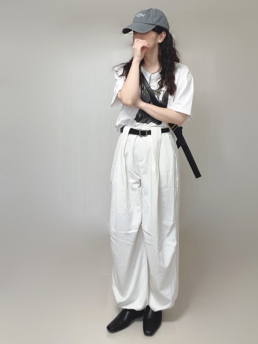 ホワイト系のTシャツ/カットソー、ホワイト系のその他パンツ、ブラック系のスリッポンを着用したレディースの夏コーディネートの2枚目の写真