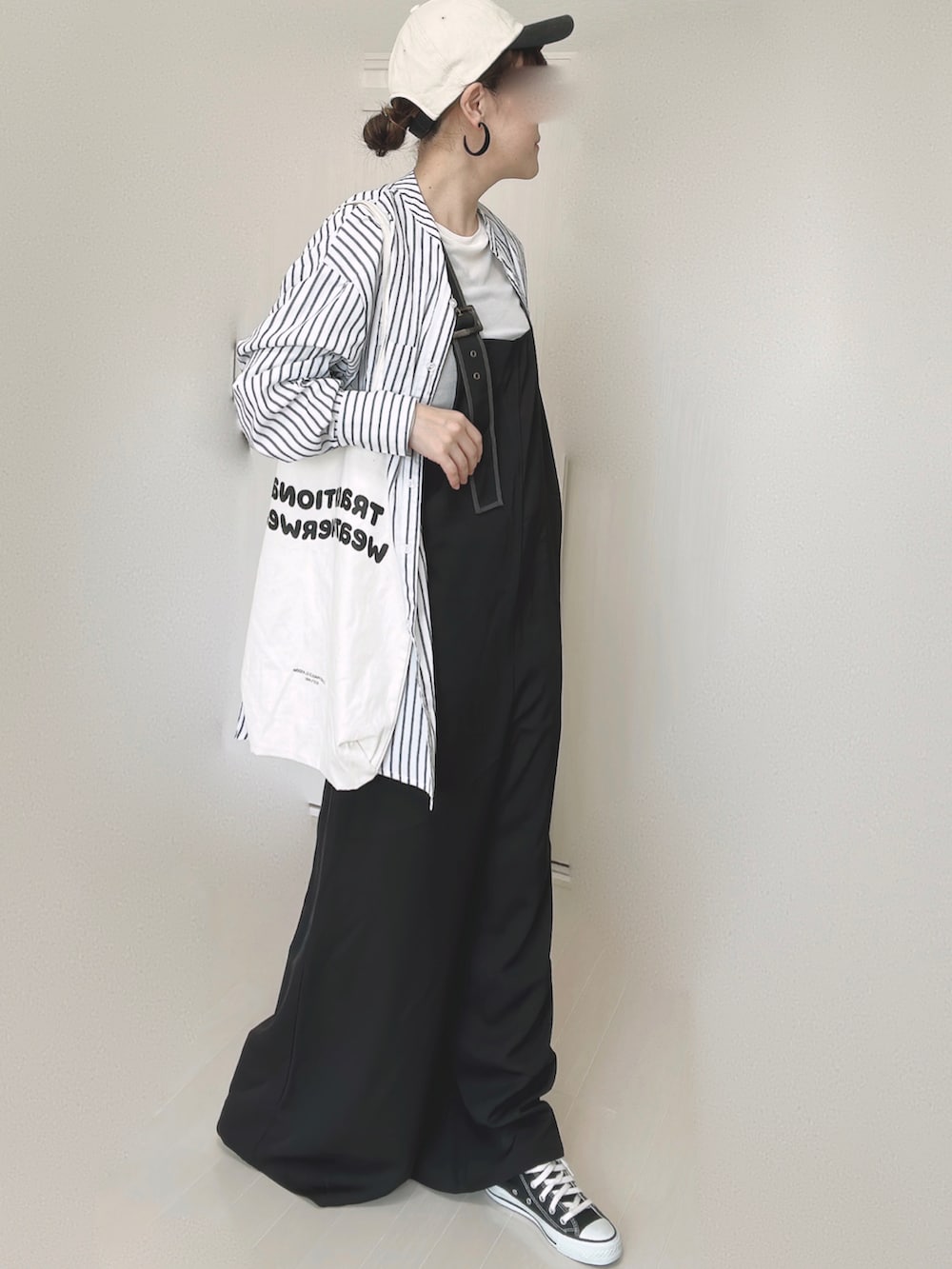 ブラック系のサロペット/オーバーオール、ホワイト系のTシャツ/カットソー、ホワイト系のシャツ/ブラウスを着用したレディースの秋コーディネートの5枚目の写真