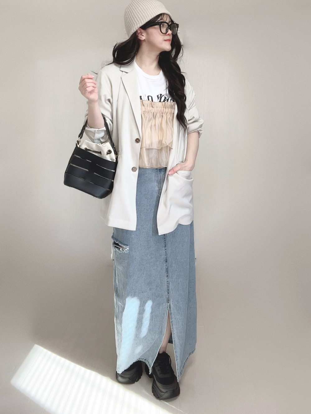 ホワイト系のテーラードジャケット、オレンジ系のキャミソール、ホワイト系のTシャツ/カットソーを着用したレディースの春コーディネートの4枚目の写真