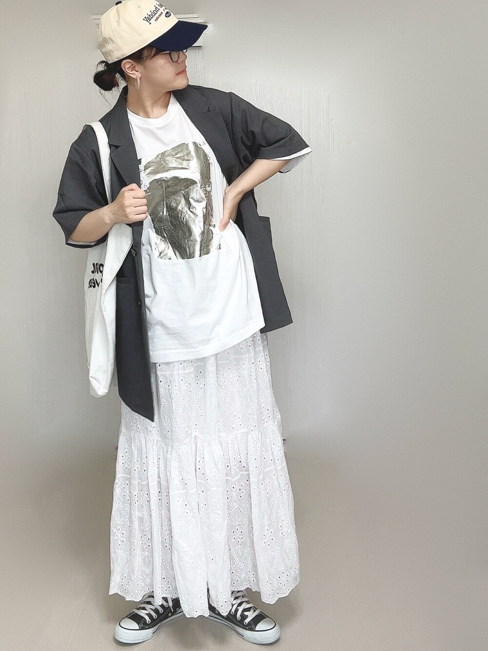 ホワイト系のTシャツ/カットソー、グレー系のテーラードジャケット、ホワイト系のトートバッグを着用したレディースの夏コーディネートの4枚目の写真