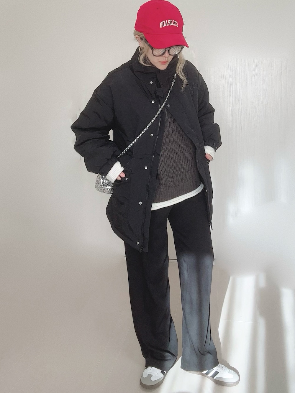 ブラック系のブルゾン、グレー系のニット/セーター、シルバー系のショルダーバッグを着用したレディースの冬コーディネートの5枚目の写真