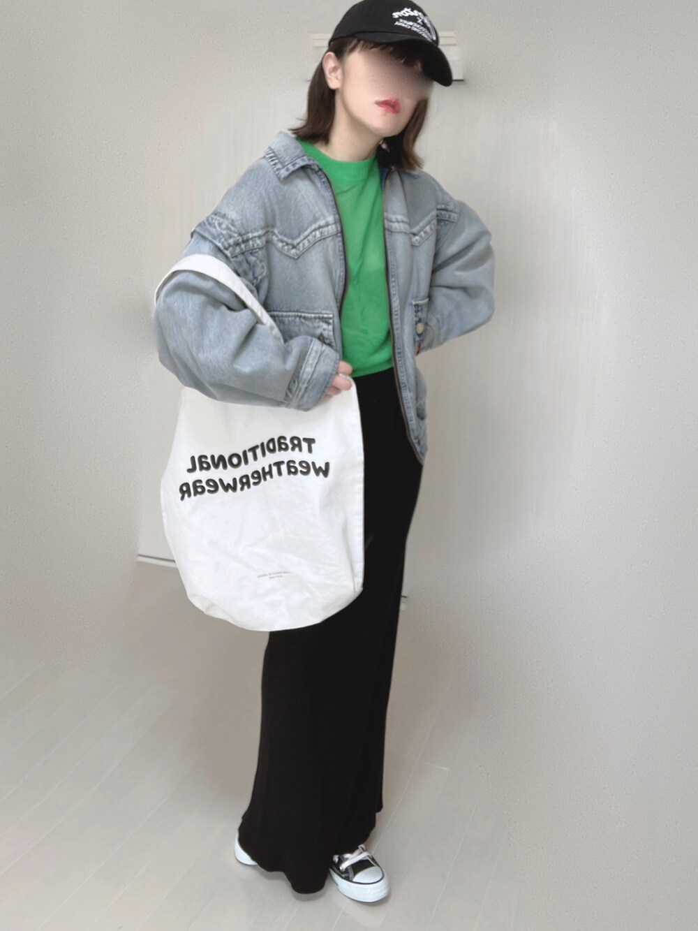 ブルー系のブルゾン、グリーン系のニット/セーター、ホワイト系のトートバッグを着用したレディースの春コーディネートの3枚目の写真