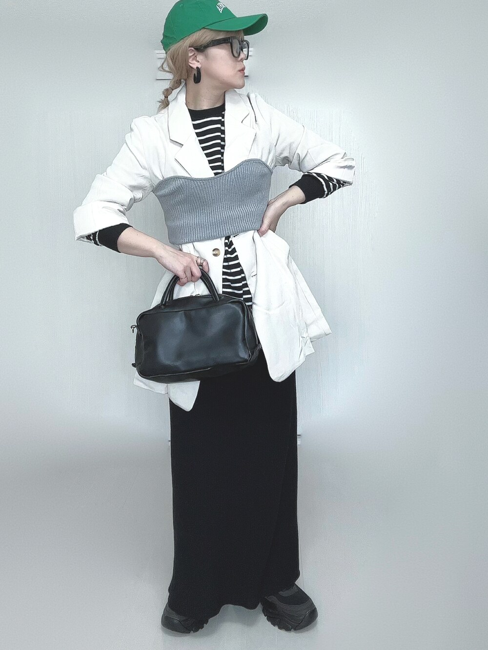 ホワイト系のTシャツ/カットソー、ホワイト系のテーラードジャケット、グレー系のチューブトップを着用したレディースの春コーディネートの5枚目の写真