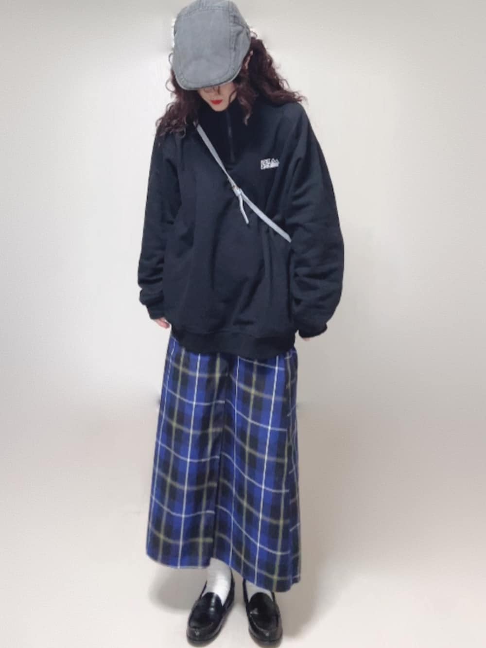 ブラック系のスウェット、ブラック系のローファー、グレー系のハンチング/ベレー帽を着用したレディースの秋コーディネートの5枚目の写真