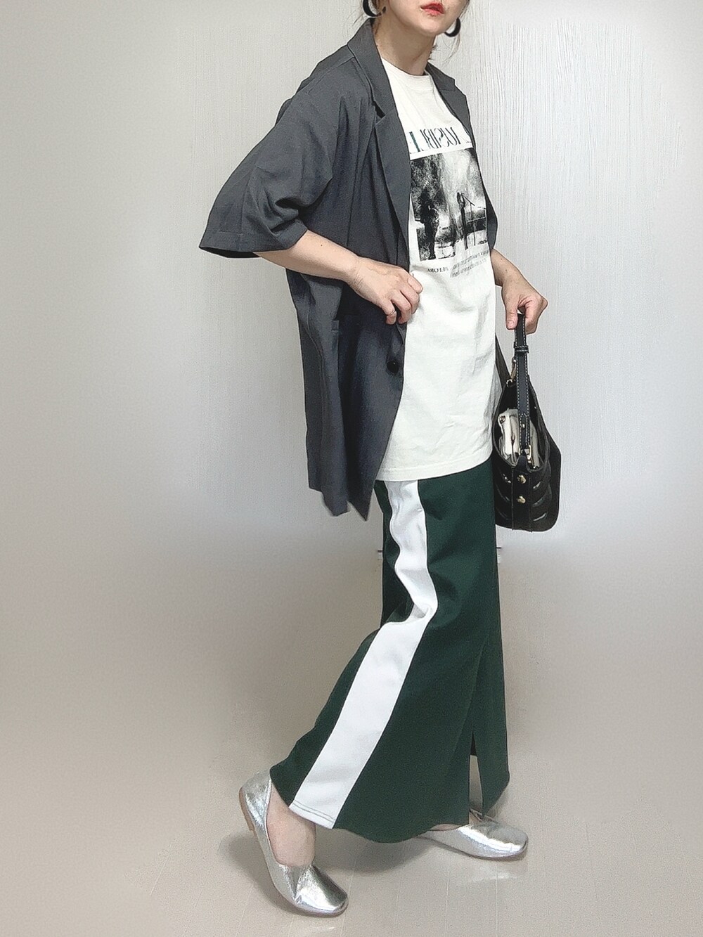 グレー系のテーラードジャケット、ホワイト系のTシャツ/カットソー、ブラック系のショルダーバッグを着用したレディースの夏コーディネートの4枚目の写真