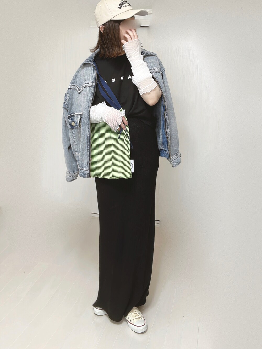 ブルー系のブルゾン、ブラック系のTシャツ/カットソー、グリーン系のトートバッグを着用したレディースの春コーディネートの2枚目の写真