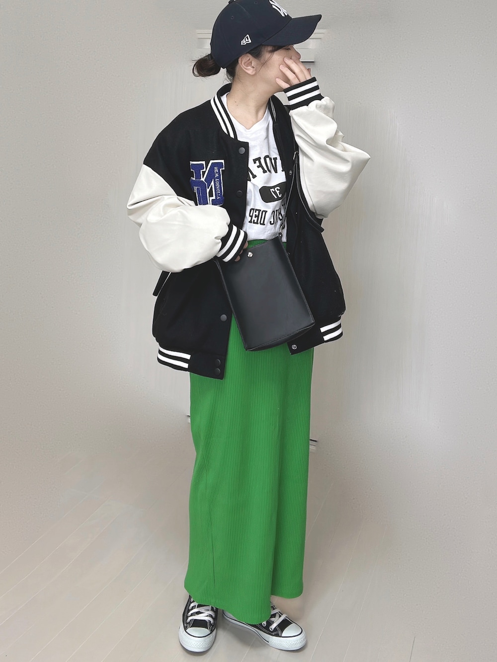 ブラック系のスタジャン、ホワイト系のTシャツ/カットソー、グリーン系のスカートを着用したレディースの冬コーディネートの4枚目の写真