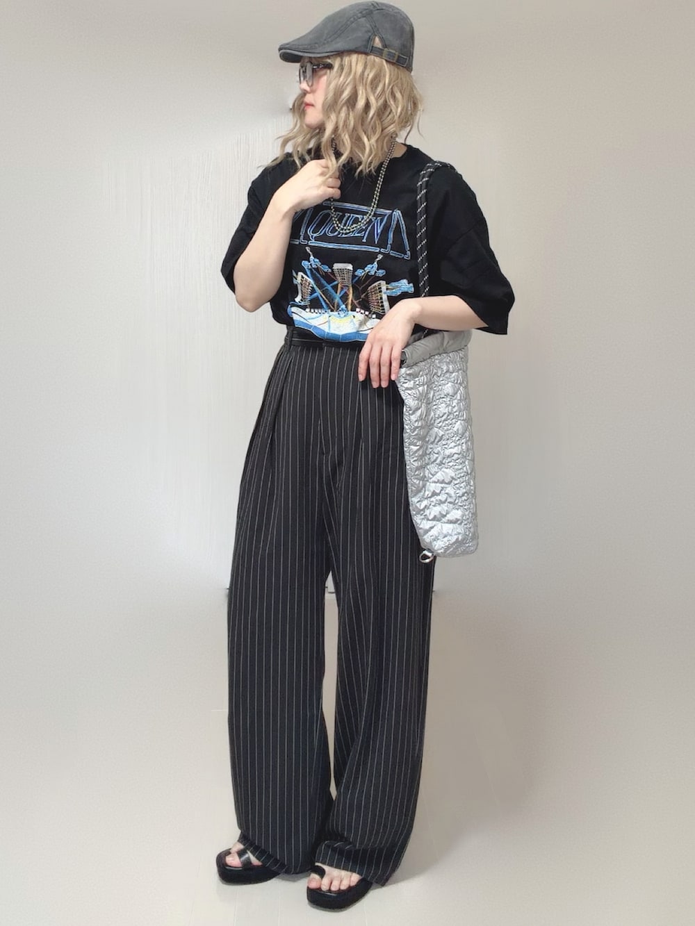 シルバー系のトートバッグ、ブラック系のサンダル、イエロー系のTシャツ/カットソーを着用したレディースの夏コーディネートの4枚目の写真