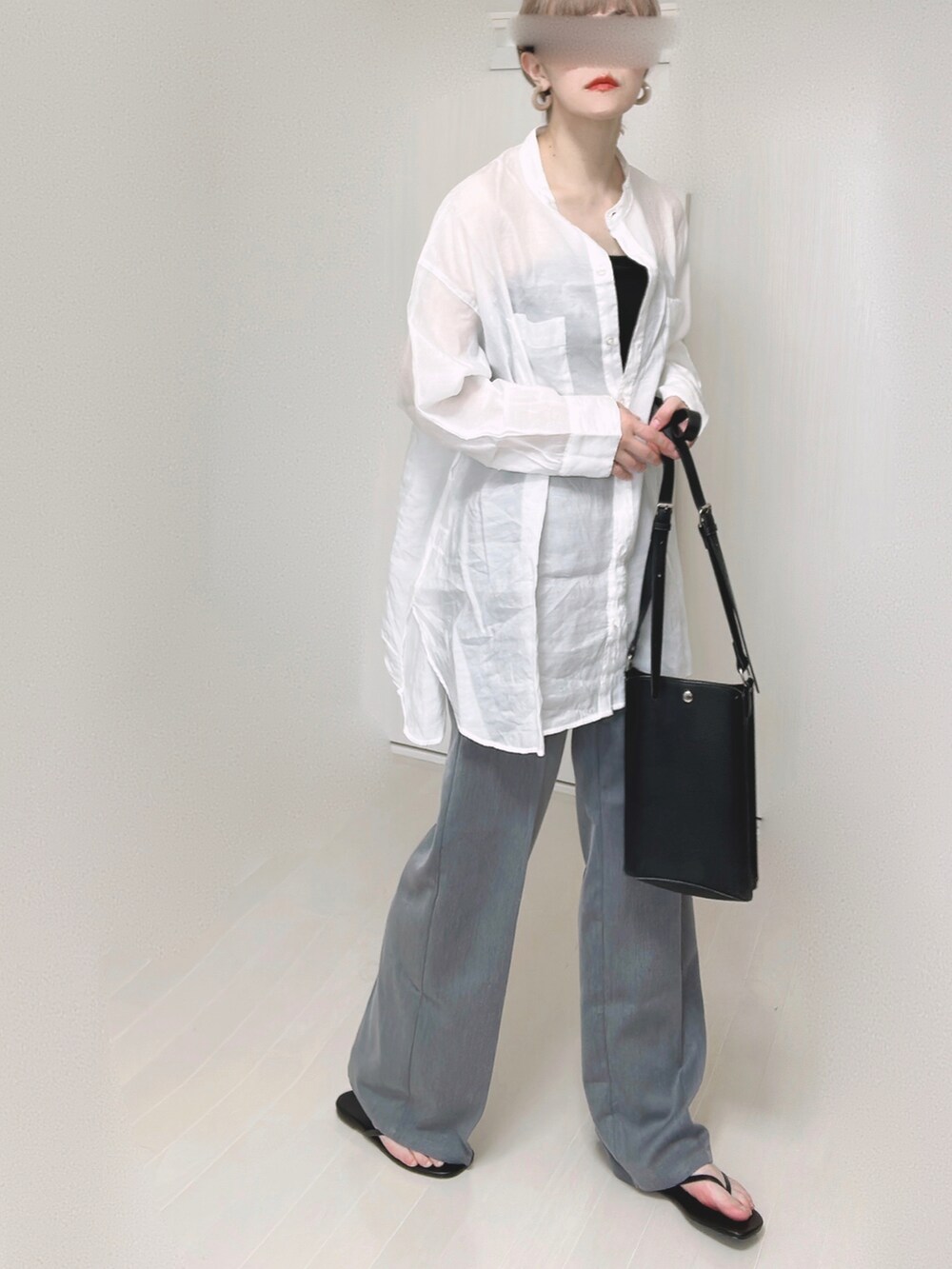 ホワイト系のシャツ/ブラウス、ブラック系のショルダーバッグ、ブラック系のサンダルを着用したレディースの春コーディネートの5枚目の写真