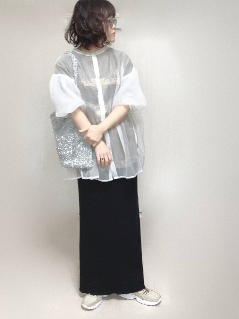 ホワイト系のシャツ/ブラウス、グリーン系のTシャツ/カットソー、ブラック系のスカートを着用したレディースの春コーディネートの5枚目の写真