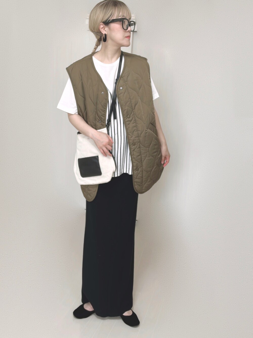 ホワイト系のTシャツ/カットソー、ホワイト系のショルダーバッグ、ブラック系のスカートを着用したレディースの夏コーディネートの2枚目の写真