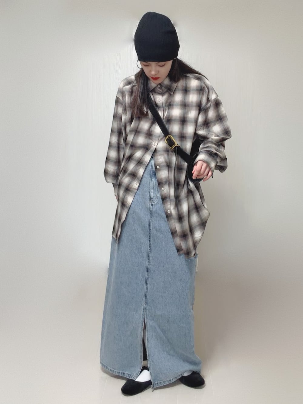 ベージュ系のシャツ/ブラウス、ブラック系のバレエシューズ、ブラック系のニットキャップ/ビーニーを着用したレディースの秋コーディネートの4枚目の写真