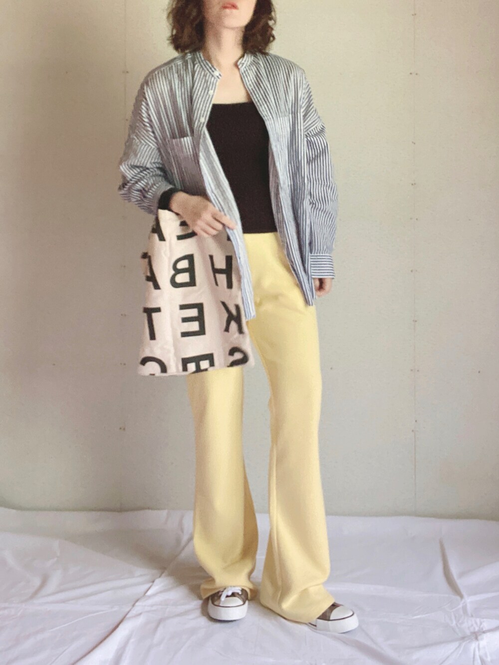 ブルー系のシャツ/ブラウス、イエロー系のその他パンツ、ホワイト系のトートバッグを着用したレディースの夏コーディネートの3枚目の写真