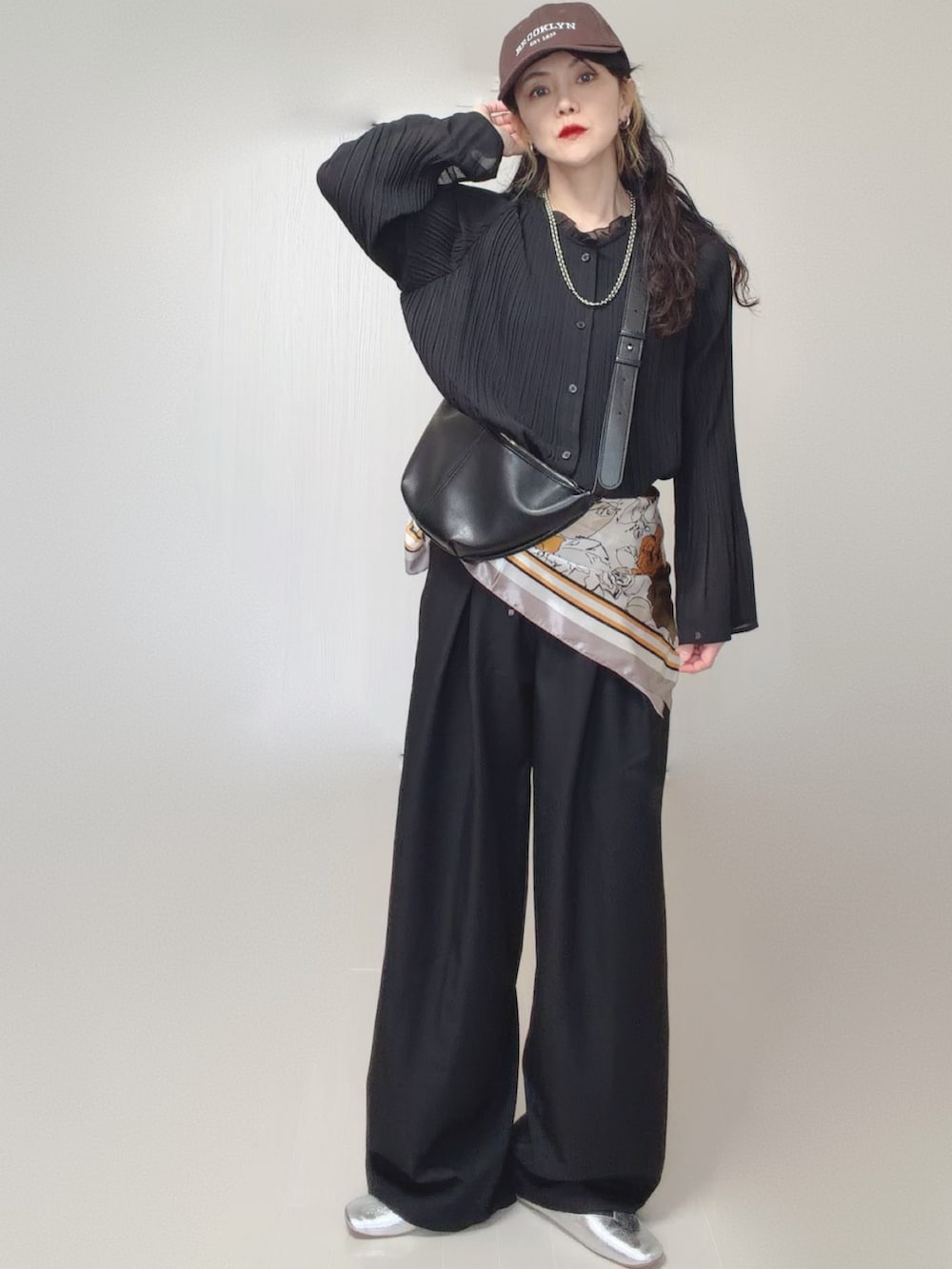 ブラック系のスラックス、シルバー系のパンプス、イエロー系のバンダナ/スカーフを着用したレディースの春コーディネートの5枚目の写真