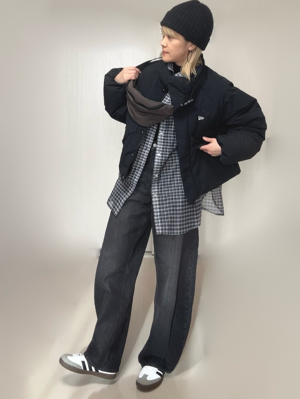 ブラック系のシャツ/ブラウス、ブラック系のニット/セーター、ブラック系のデニムパンツを着用したレディースの冬コーディネートの4枚目の写真