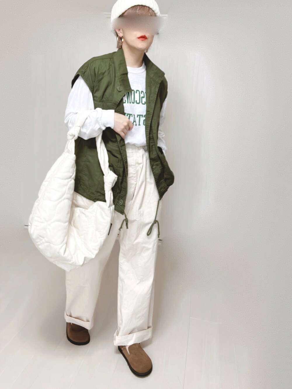 ホワイト系のその他パンツ、ホワイト系のTシャツ/カットソー、グリーン系のその他アウターを着用したレディースの春コーディネートの3枚目の写真