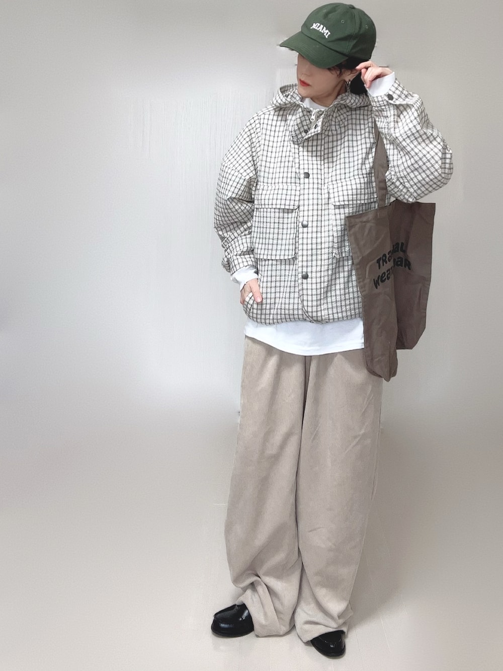 ホワイト系のTシャツ/カットソー、ブラック系のローファー、ホワイト系のパーカーを着用したレディースの春コーディネートの3枚目の写真