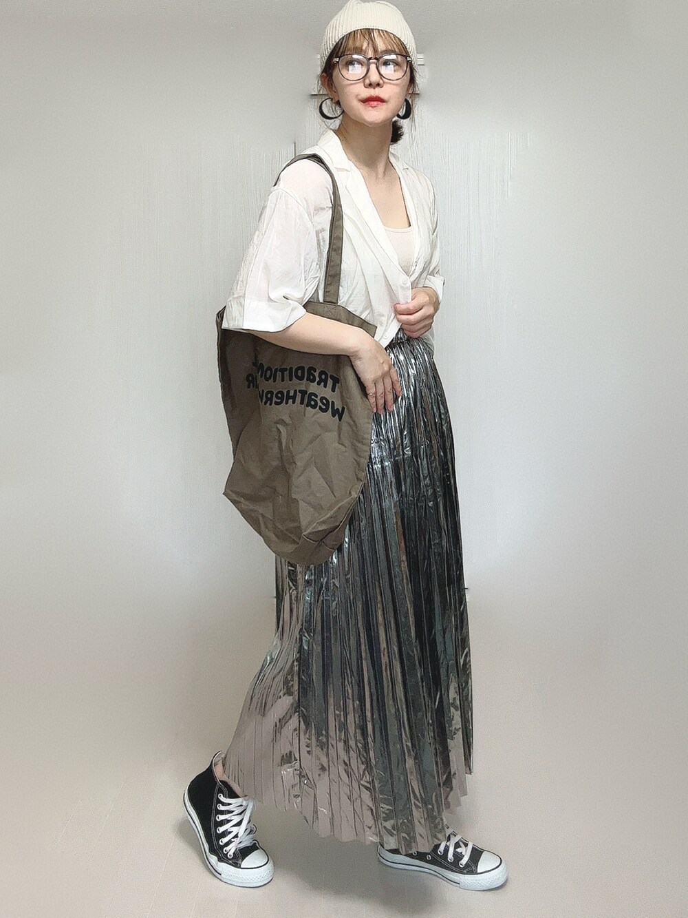 ホワイト系のシャツ/ブラウス、ブラウン系のトートバッグ、シルバー系のスカートを着用したレディースの夏コーディネートの5枚目の写真