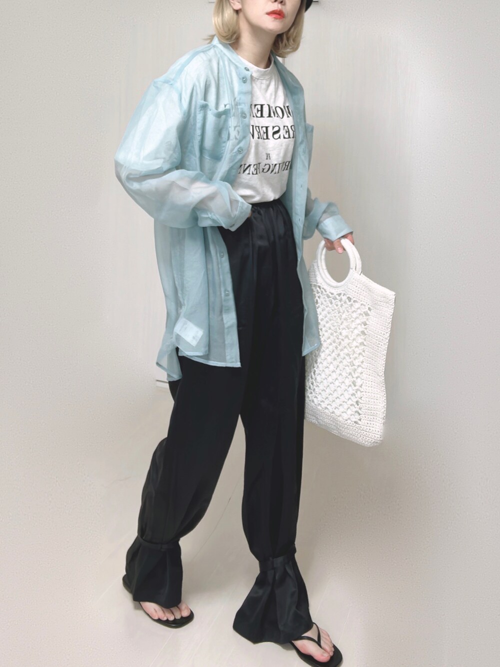 ブラック系のその他パンツ、ブルー系のシャツ/ブラウス、ブラック系のサンダルを着用したレディースの夏コーディネートの5枚目の写真