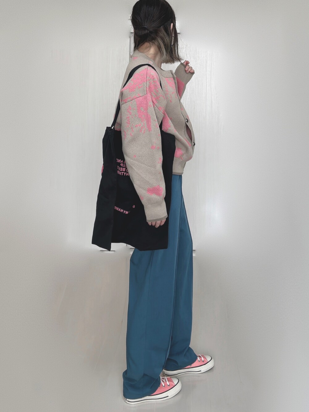 ベージュ系のカーディガン/ボレロ、ブラック系のトートバッグ、ブルー系のその他パンツを着用したレディースの秋コーディネートの3枚目の写真