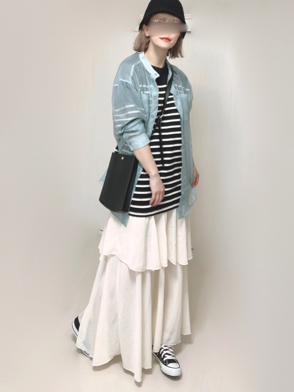 ブラック系のTシャツ/カットソー、ブルー系のシャツ/ブラウス、ブラック系のショルダーバッグを着用したレディースの夏コーディネートの2枚目の写真