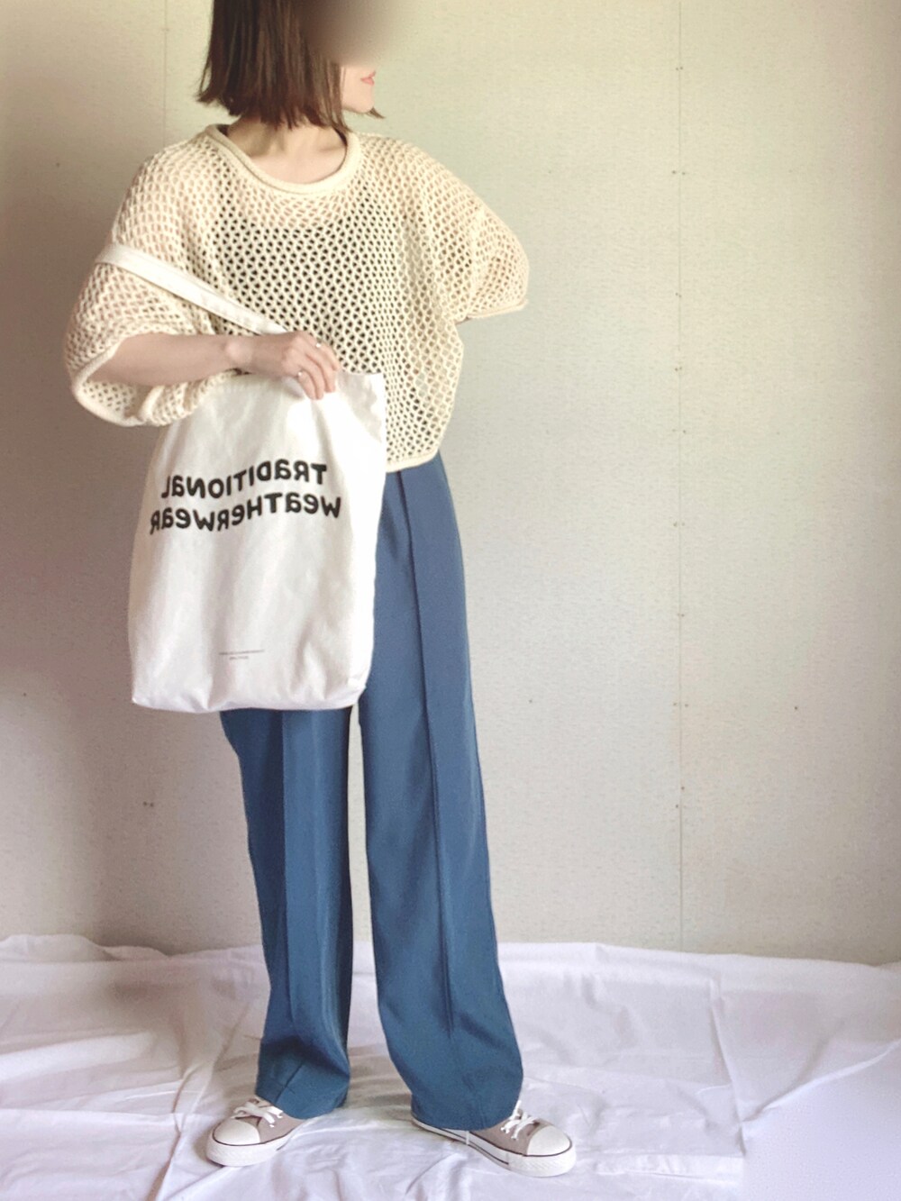 ベージュ系のニット/セーター、ブラック系のキャミソール、ブルー系のその他パンツを着用したレディースの夏コーディネートの3枚目の写真