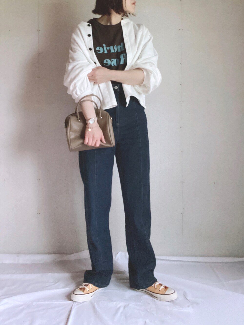 ブラック系のカーディガン/ボレロ、グレー系のTシャツ/カットソー、ブルー系のデニムパンツを着用したレディースの夏コーディネートの3枚目の写真