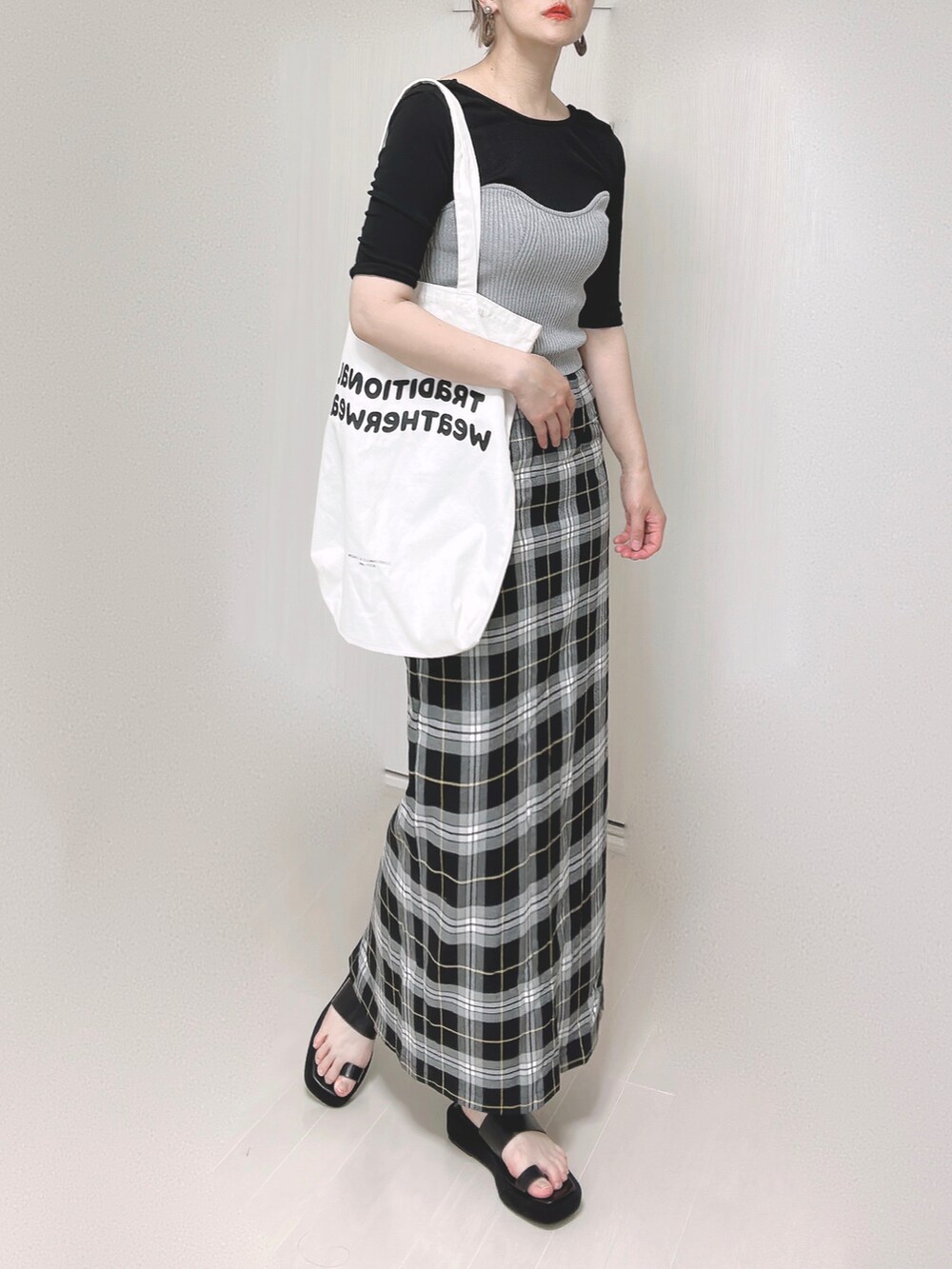 ブラック系のTシャツ/カットソー、グレー系のチューブトップ、ホワイト系のトートバッグを着用したレディースの夏コーディネートの4枚目の写真