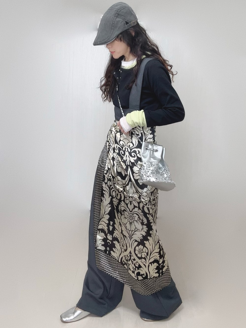 ホワイト系のTシャツ/カットソー、ブラック系のTシャツ/カットソー、グレー系のサロペット/オーバーオールを着用したレディースの春コーディネートの4枚目の写真