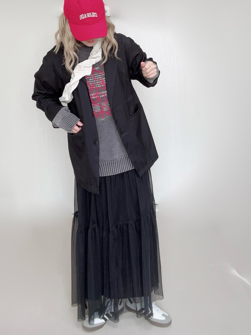 ブラック系のニット/セーター、ブラック系のテーラードジャケット、ブラック系のスカートを着用したレディースの冬コーディネートの5枚目の写真