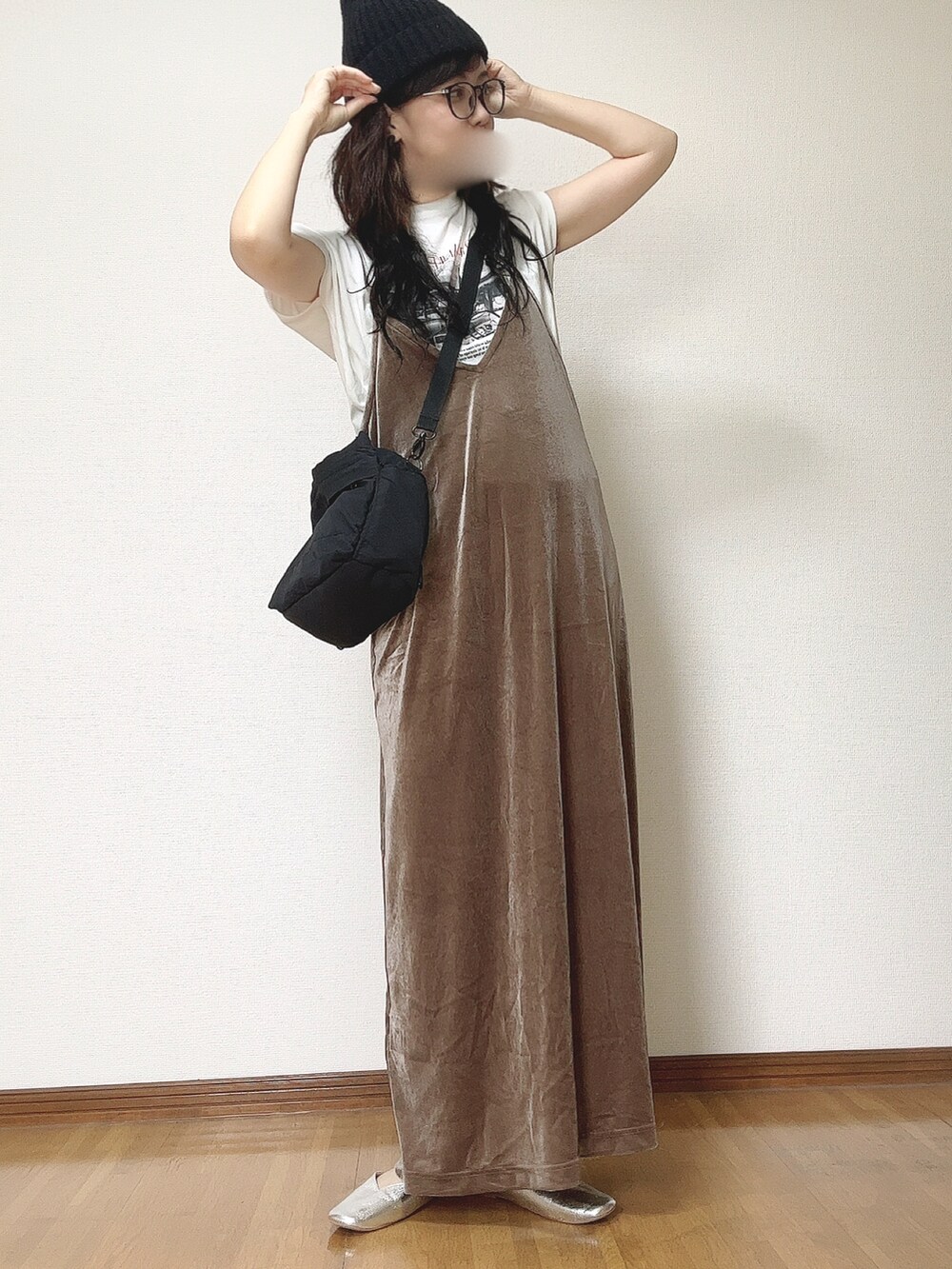 ブラック系のショルダーバッグ、ブラウン系のワンピース、シルバー系のパンプスを着用したレディースの夏コーディネートの4枚目の写真