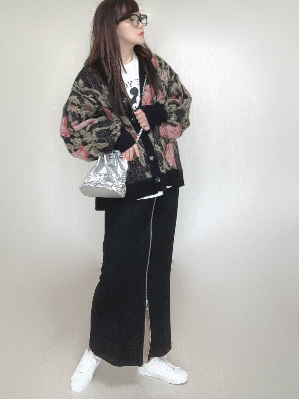 ブラック系のカーディガン/ボレロ、ブラック系のスカート、ホワイト系のTシャツ/カットソーを着用したレディースの秋コーディネートの5枚目の写真