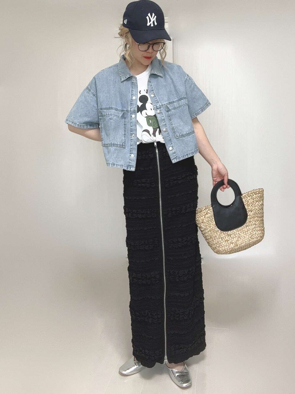ブラック系のスカート、ブルー系のシャツ/ブラウス、ホワイト系のTシャツ/カットソーを着用したレディースの夏コーディネートの4枚目の写真