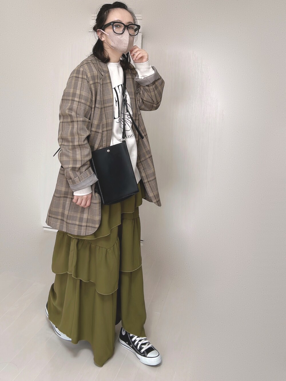 ベージュ系のテーラードジャケット、ブラック系のショルダーバッグ、ブラック系のスニーカーを着用したレディースの春コーディネートの2枚目の写真