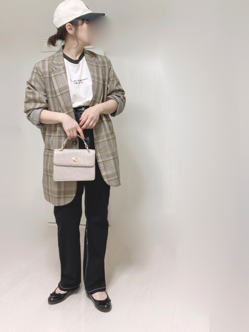ベージュ系のテーラードジャケット、ベージュ系のショルダーバッグ、ブラック系のバレエシューズを着用したレディースの夏コーディネートの5枚目の写真