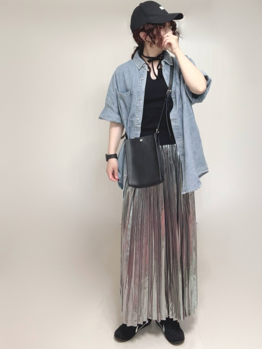 ブルー系のシャツ/ブラウス、ブラック系のタンクトップ、シルバー系のスカートを着用したレディースの夏コーディネートの2枚目の写真