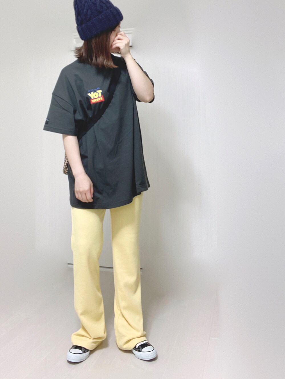 イエロー系のその他パンツ、グレー系のTシャツ/カットソー、ブラック系のスニーカーを着用したレディースの夏コーディネートの2枚目の写真
