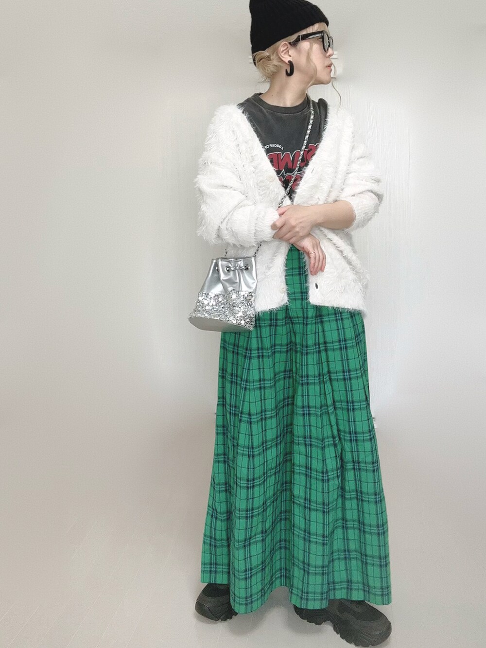 ホワイト系のカーディガン/ボレロ、グレー系のTシャツ/カットソー、シルバー系のショルダーバッグを着用したレディースの秋コーディネートの2枚目の写真