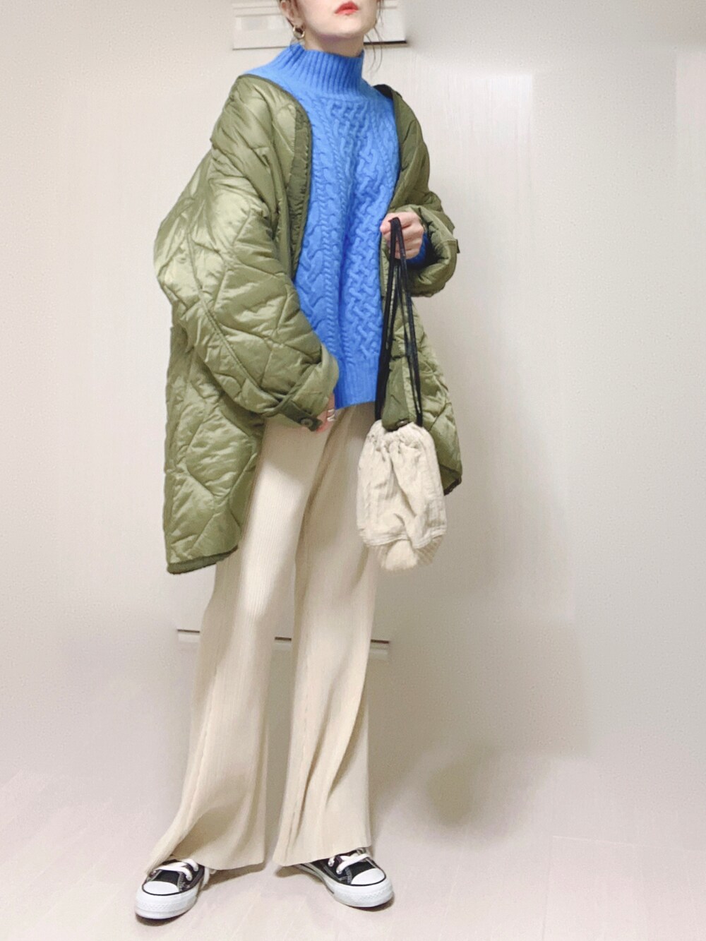 ブルー系のニット/セーター、グリーン系のミリタリージャケット、ホワイト系のその他パンツを着用したレディースの秋コーディネートの2枚目の写真