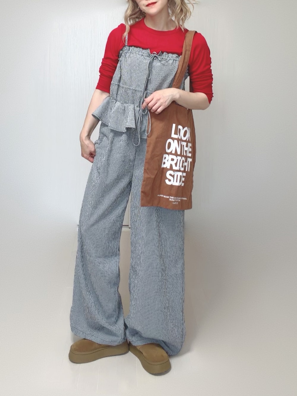 グレー系のサロペット/オーバーオール、ブラウン系のトートバッグ、レッド系のTシャツ/カットソーを着用したレディースの夏コーディネートの5枚目の写真