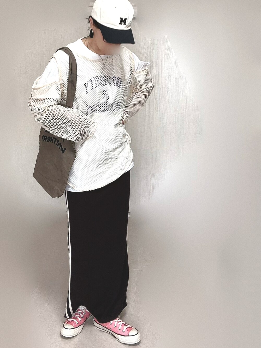 ホワイト系のTシャツ/カットソー、ブラウン系のトートバッグ、ピンク系のスニーカーを着用したレディースの春コーディネートの4枚目の写真