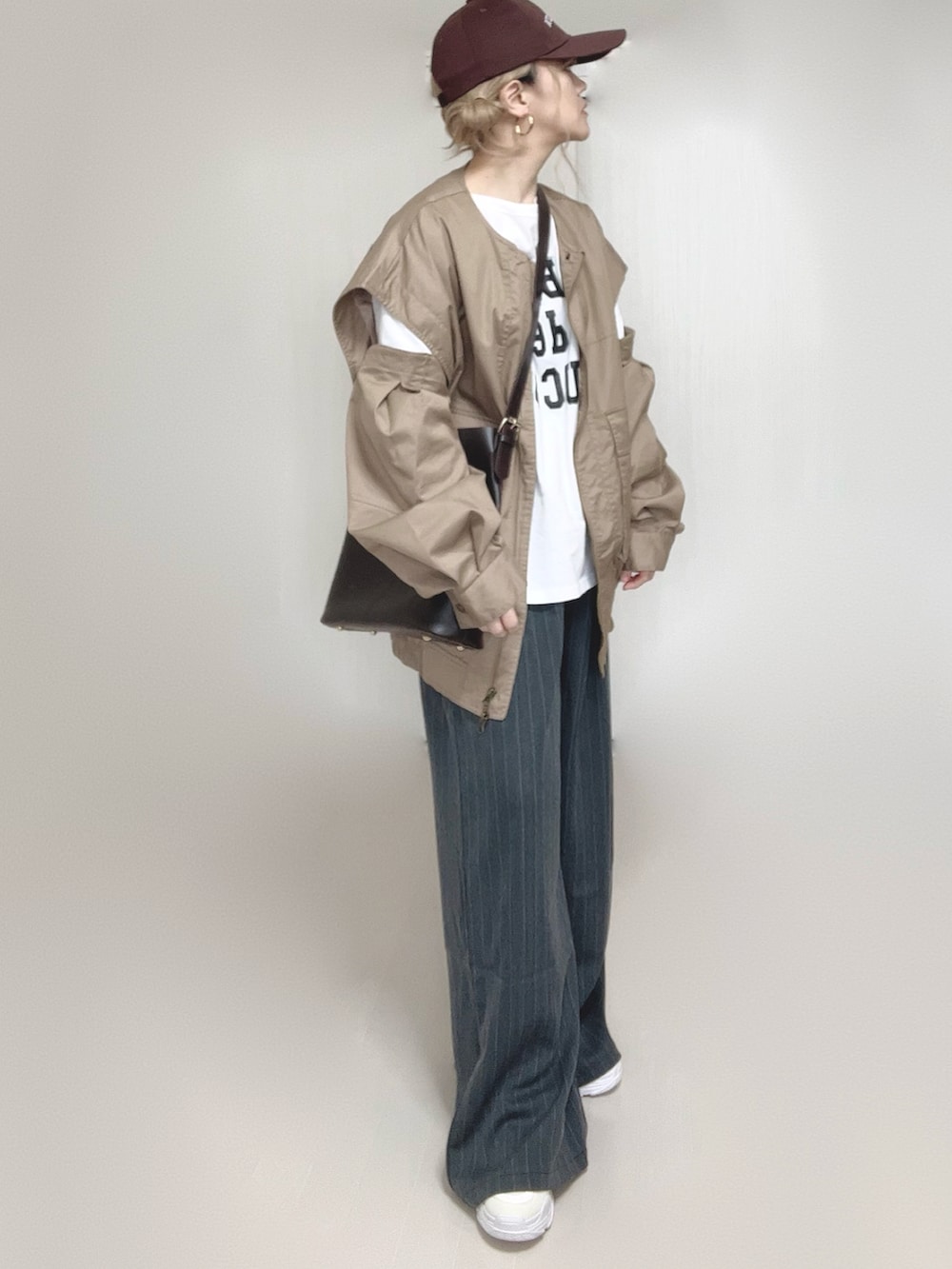 ベージュ系のジャケット/アウター、ホワイト系のTシャツ/カットソー、ホワイト系のスニーカーを着用したレディースの春コーディネートの2枚目の写真