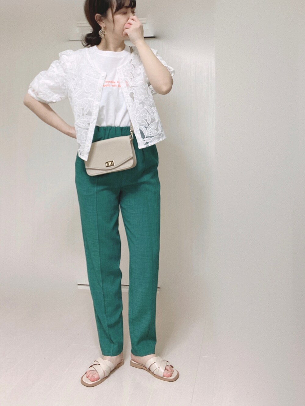 ホワイト系のサンダル、オレンジ系のTシャツ/カットソー、ホワイト系のシャツ/ブラウスを着用したレディースの春コーディネートの2枚目の写真