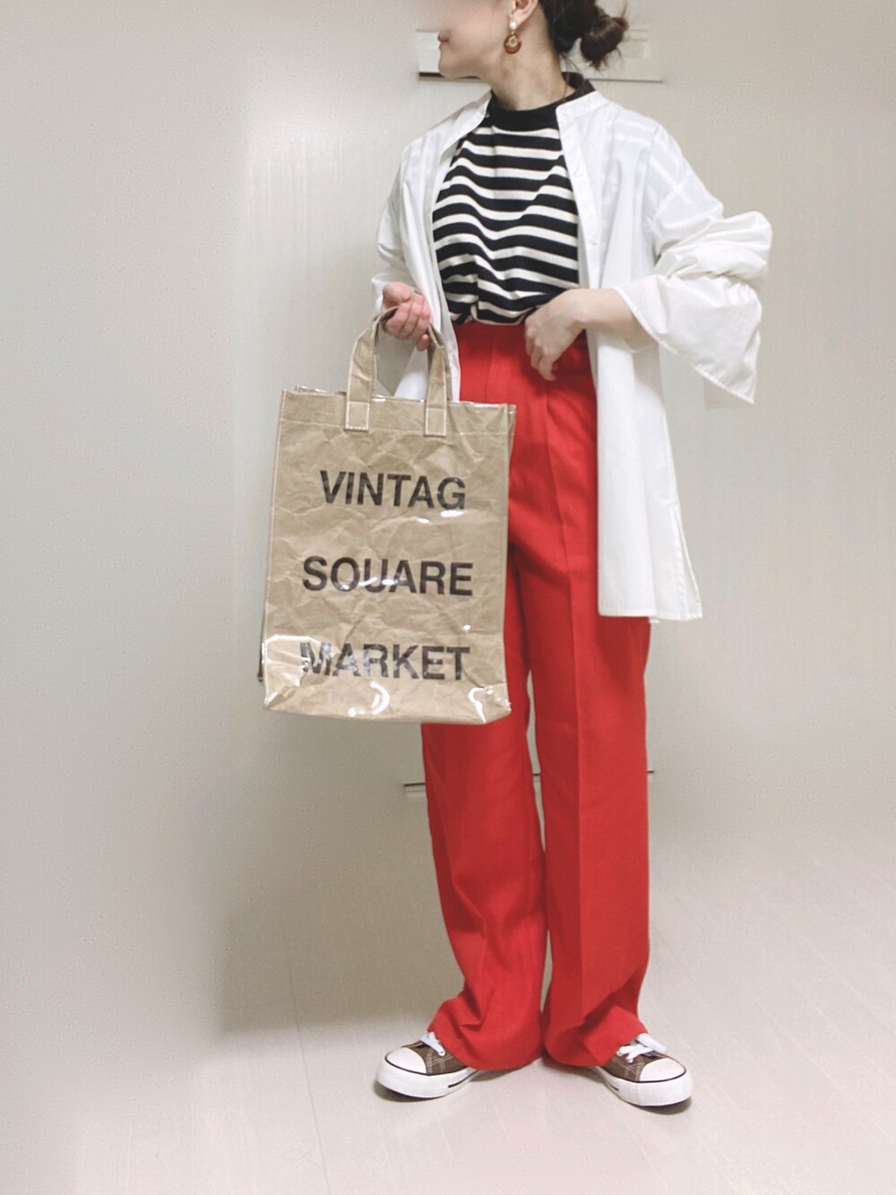 ホワイト系のTシャツ/カットソー、ホワイト系のシャツ/ブラウス、グリーン系のトートバッグを着用したレディースの春コーディネートの3枚目の写真