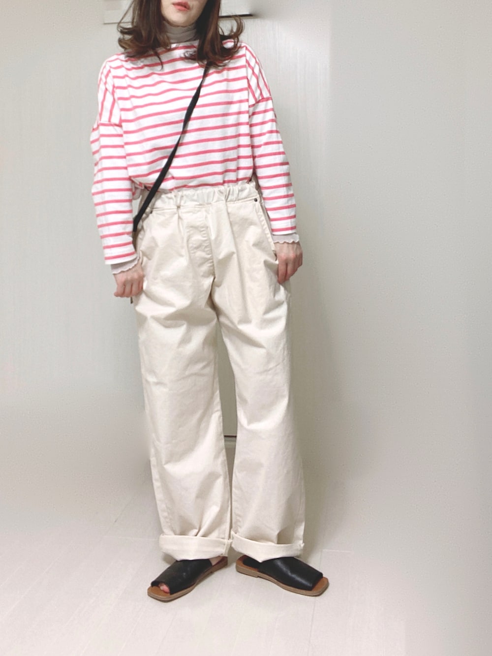 ホワイト系のその他パンツ、ピンク系のTシャツ/カットソー、グレー系のTシャツ/カットソーを着用したレディースの春コーディネートの2枚目の写真