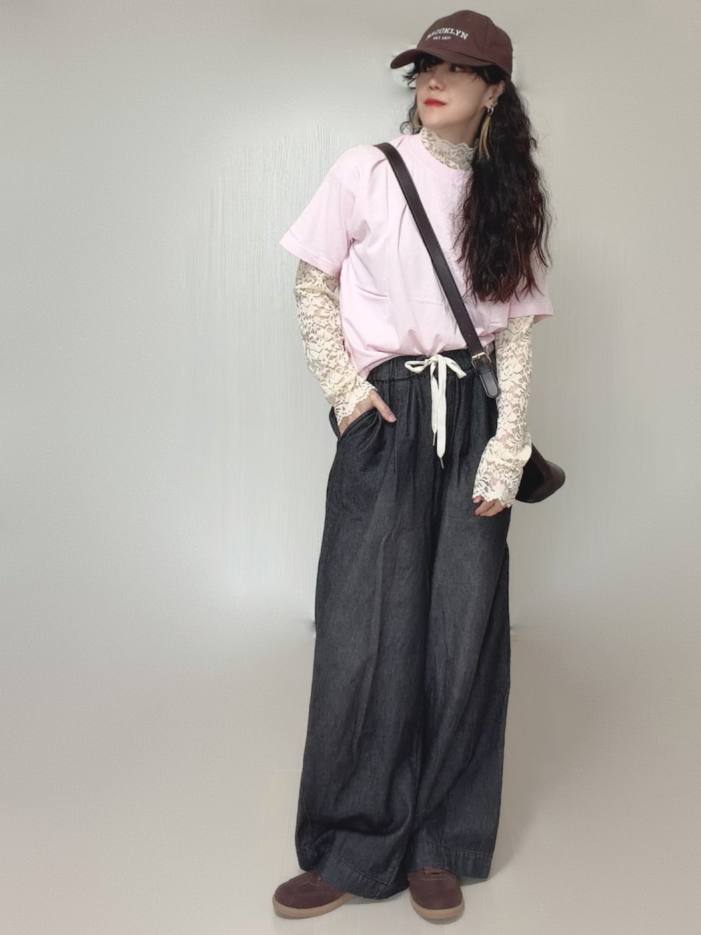 ブラック系のデニムパンツ、ピンク系のTシャツ/カットソー、ホワイト系のシャツ/ブラウスを着用したレディースの夏コーディネートの3枚目の写真