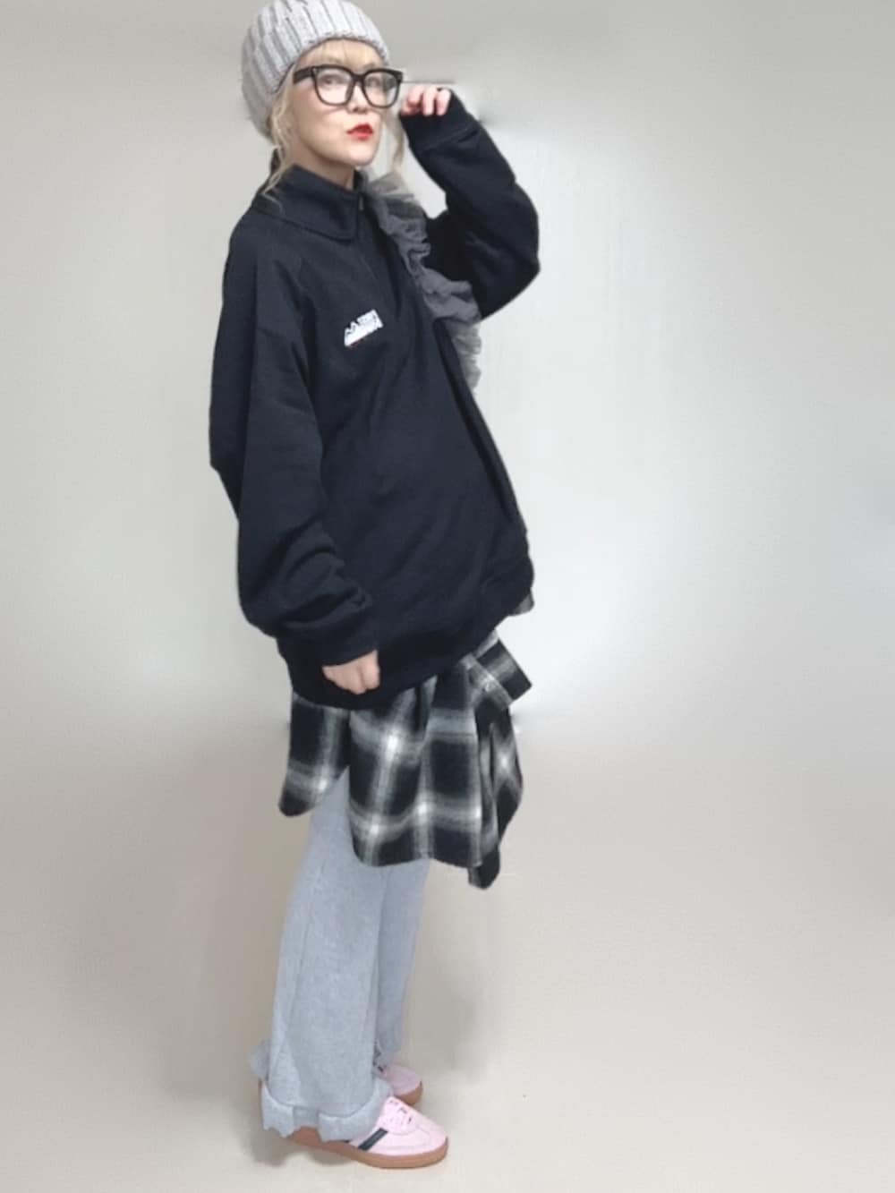 ブラック系のシャツ/ブラウス、グレー系のショルダーバッグ、ブラック系のスウェットを着用したレディースの秋コーディネートの2枚目の写真