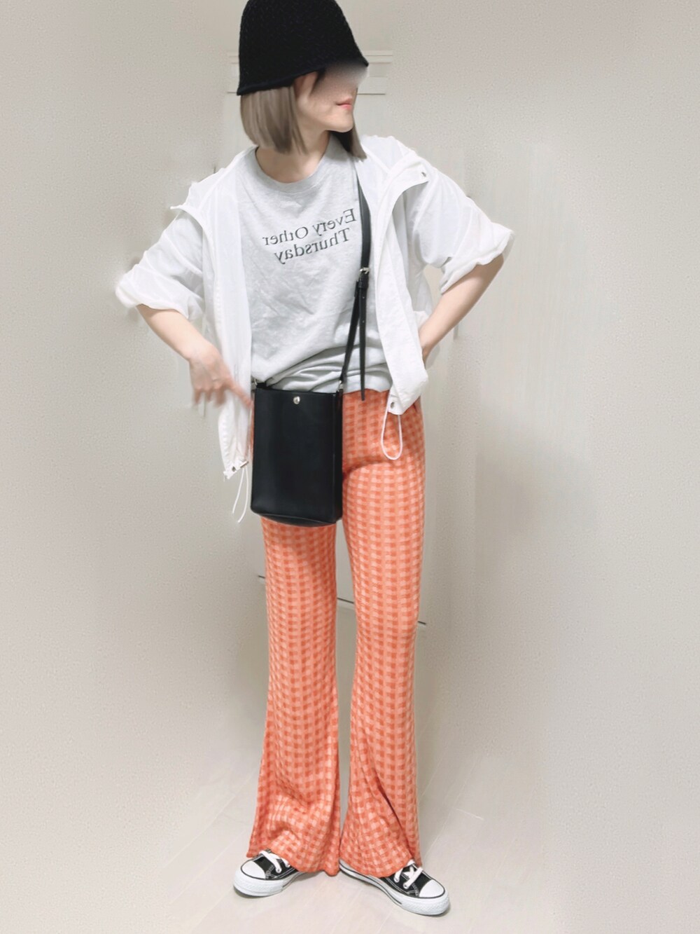 オレンジ系のその他パンツ、ブラック系のショルダーバッグ、ブラック系のスニーカーを着用したレディースの夏コーディネートの3枚目の写真